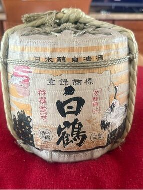 Japanese Sake Barrel Decor with Crane Motif - Beige & Red
